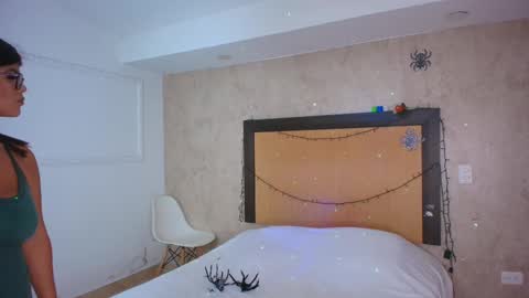 MIALOPEZ      .     Y      .      online show from 11-01-25, 10:45