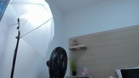 mia_luxx1 online show from 01-08-26, 03:14