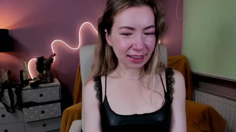 Mia online show from 09-19-25, 06:37