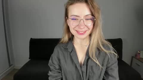 Snapshot of mia_luxx92 chatting on 12-21-25, 02:35 Mia online show from 12-21-25, 02:35