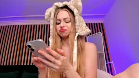 Snapshot of mia_meows chatting on 01-31-25, 03:22 Mia here Appreciate your support online show from 01-31-25, 03:22
