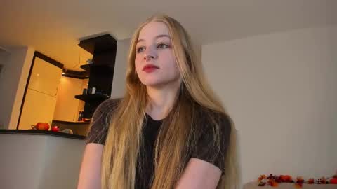 Snapshot of mia_meows chatting on 09-23-25, 10:40 Mia here Appreciate your support online show from 09-23-25, 10:40