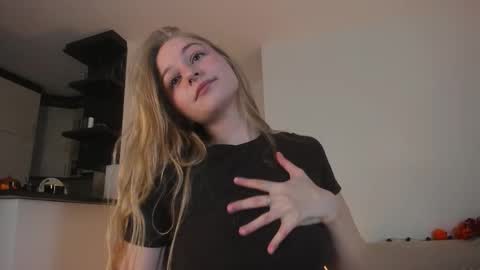 Snapshot of mia_meows chatting on 10-15-25, 03:12 Mia here Appreciate your support online show from 10-15-25, 03:12
