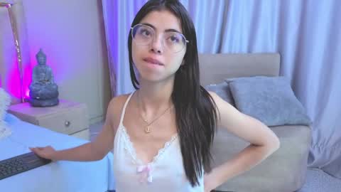 Mia online show from 05-18-26, 12:22