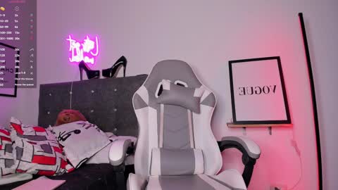 Snapshot of mia_ravenn chatting on 02-26-25, 10:42 Mia online show from 02-26-25, 10:42