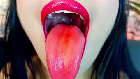 Mia online show from 11-12-25, 07:03