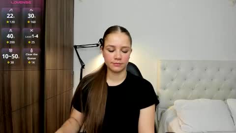 Mia online show from 11-21-25, 12:04