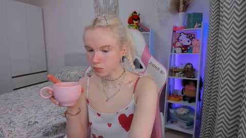 Snapshot of mia_waterlily chatting on 02-10-26, 03:21 Mia online show from 02-10-26, 03:21