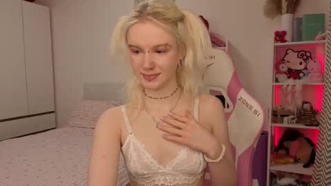 Snapshot of mia_waterlily chatting on 03-01-26, 03:19 Mia online show from 03-01-26, 03:19