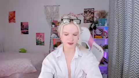 Snapshot of mia_waterlily chatting on 07-07-26, 03:20 Mia online show from 07-07-26, 03:20