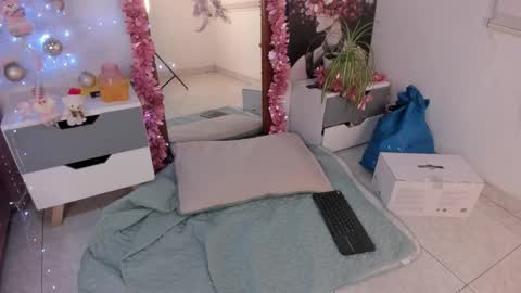 Snapshot of mia_zafir chatting on 12-23-25, 03:26 mia_zafir online show from 12-23-25, 03:26
