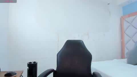 Snapshot of miaa_diamondd1 chatting on 06-27-26, 01:17 Mia online show from 06-27-26, 01:17