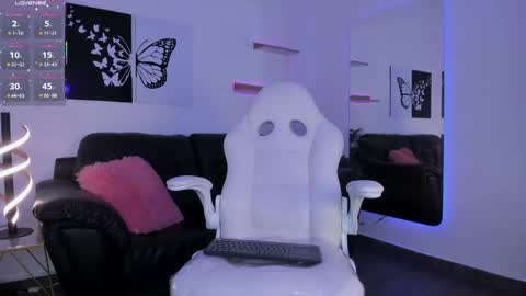 Snapshot of miaa_lunna chatting on 04-14-26, 09:43 Mia online show from 04-14-26, 09:43