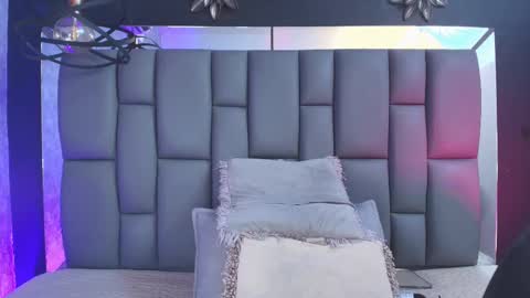 Mia online show from 09-12-25, 12:05