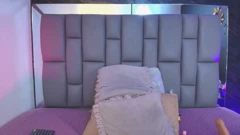 Mia online show from 09-22-25, 12:07