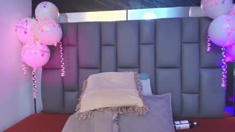 Mia online show from 10-11-25, 12:04