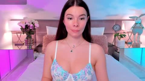 Snapshot of miaamuse chatting on 05-15-26, 07:21 Mia online show from 05-15-26, 07:21