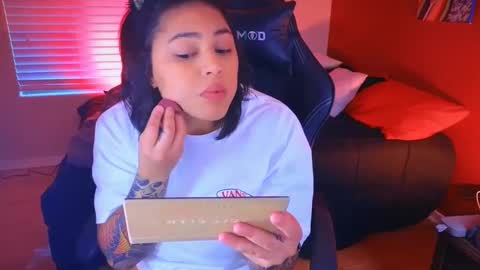 Snapshot of miacanela_xo chatting on 01-04-25, 12:05 Mia online show from 01-04-25, 12:05