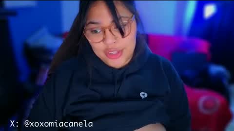 Snapshot of miacanela_xo chatting on 12-15-25, 03:11 Mia online show from 12-15-25, 03:11