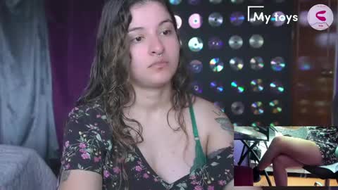 Snapshot of miadimota chatting on 04-11-26, 04:22 Mia online show from 04-11-26, 04:22