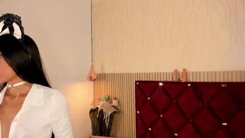 Miah and Bella online show from 10-31-25, 07:04