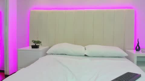 Mia online show from 10-10-25, 04:00