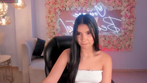 Snapshot of mialaurence_ chatting on 10-05-25, 05:11 Call me Mia online show from 10-05-25, 05:11