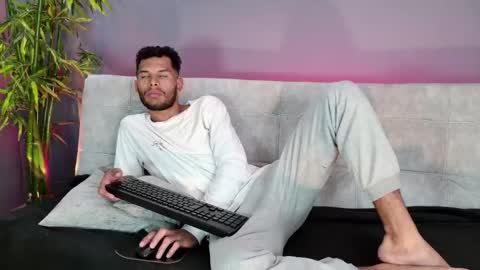 Snapshot of mialuxx chatting on 11-23-25, 07:13 Mia online show from 11-23-25, 07:13