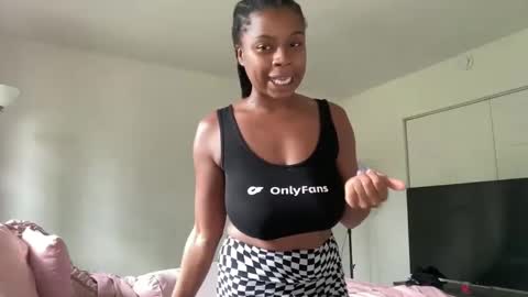 Snapshot of miamiworld chatting on 09-18-25, 07:38 MiamiWorld online show from 09-18-25, 07:38