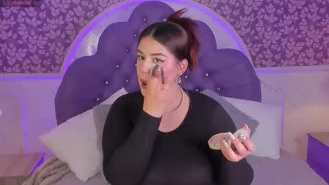 Snapshot of miamontoya chatting on 11-19-25, 01:55 Mia -5 7001400 Follow online show from 11-19-25, 01:55