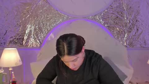 Snapshot of miamontoya chatting on 12-04-25, 01:09 Mia -5 7001400 Follow online show from 12-04-25, 01:09