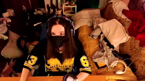 Kristien online show from 02-16-25, 05:37