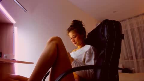 Mia online show from 03-26-26, 07:08