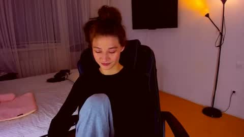 Snapshot of miapaw chatting on 06-24-26, 07:35 Mia online show from 06-24-26, 07:35