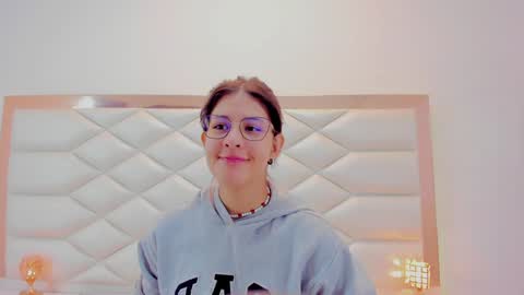 Snapshot of miaqueen021 chatting on 01-20-25, 12:18 Sweetie Mia online show from 01-20-25, 12:18