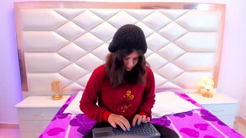 Snapshot of miaqueen021 chatting on 02-08-25, 12:28 Sweetie Mia online show from 02-08-25, 12:28