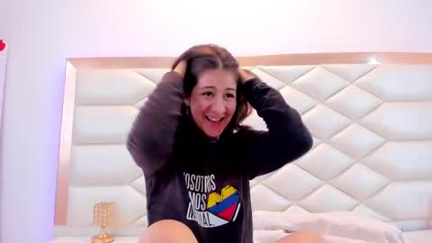 Snapshot of miaqueen021 chatting on 02-19-25, 06:54 Sweetie Mia online show from 02-19-25, 06:54