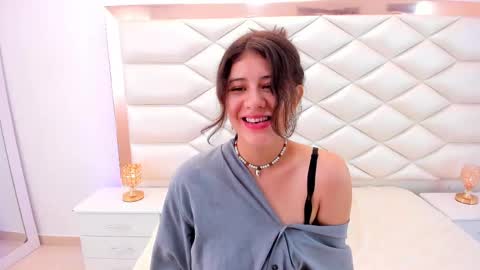 Snapshot of miaqueen021 chatting on 02-20-25, 03:30 Sweetie Mia online show from 02-20-25, 03:30