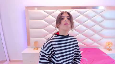 Snapshot of miaqueen021 chatting on 02-28-25, 12:20 Sweetie Mia online show from 02-28-25, 12:20