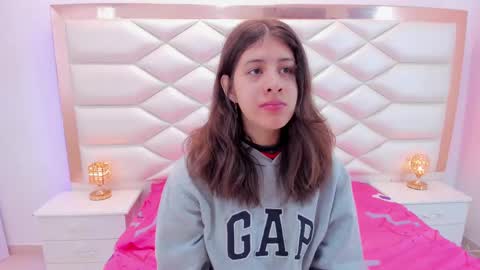 Snapshot of miaqueen021 chatting on 03-08-25, 12:30 Sweetie Mia online show from 03-08-25, 12:30