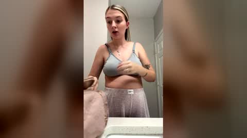 miasmith_001 online show from 05-06-26, 07:41