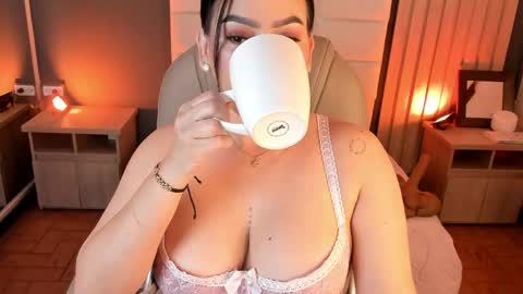 Mia online show from 06-02-26, 06:54