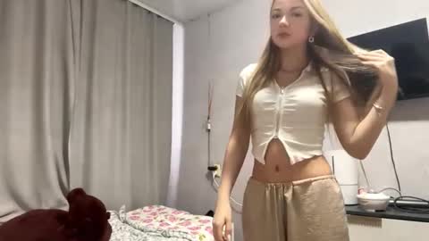 Snapshot of miasuszynski chatting on 02-08-26, 10:18 Milana online show from 02-08-26, 10:18