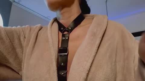 Mia online show from 01-31-25, 06:14