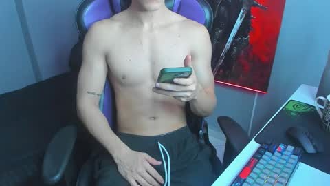 Snapshot of michael_twink18 chatting on 10-10-25, 04:22 Michael online show from 10-10-25, 04:22