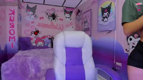 Snapshot of michell__petit_ chatting on 10-15-25, 11:54 michell__petit_ online show from 10-15-25, 11:54