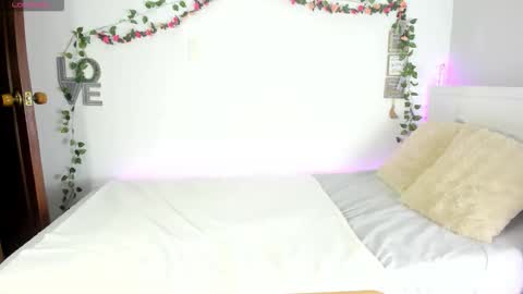 Snapshot of michell_anyeli chatting on 10-16-25, 12:22 Michell online show from 10-16-25, 12:22