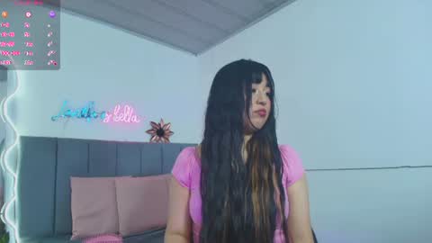 Snapshot of michell_tay1 chatting on 08-06-26, 12:18 MICHELL online show from 08-06-26, 12:18