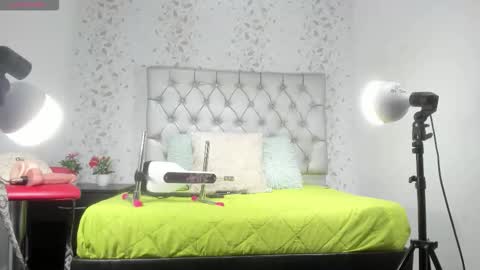 Snapshot of michelle_perla chatting on 10-27-25, 06:56 michelle perla online show from 10-27-25, 06:56