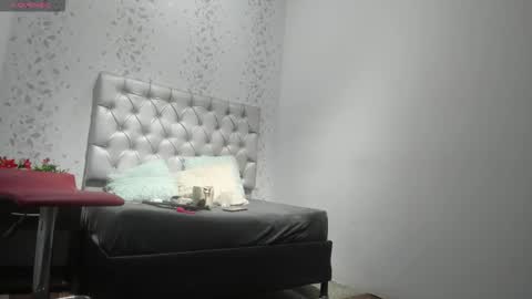 Snapshot of michelle_perla chatting on 10-28-25, 06:54 michelle perla online show from 10-28-25, 06:54